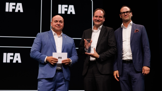 IFA Innovation Award 2025 u.a. für Miele als Best Brand - Miele-Chef Markus Miele (Mitte) nimmt den IFA Innovation Award 2025 entgegen - Quelle: IFA